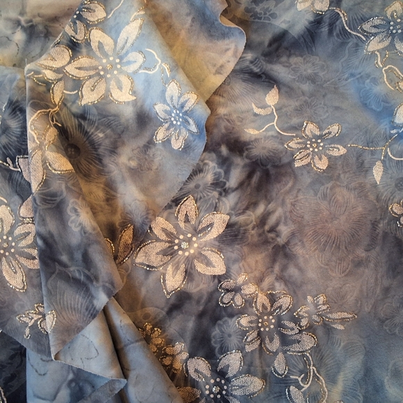 SOLD!!! Dressbarn, Medium Women's Ruffled V Neck Embellished Flower Top, - Picture 6 of 6